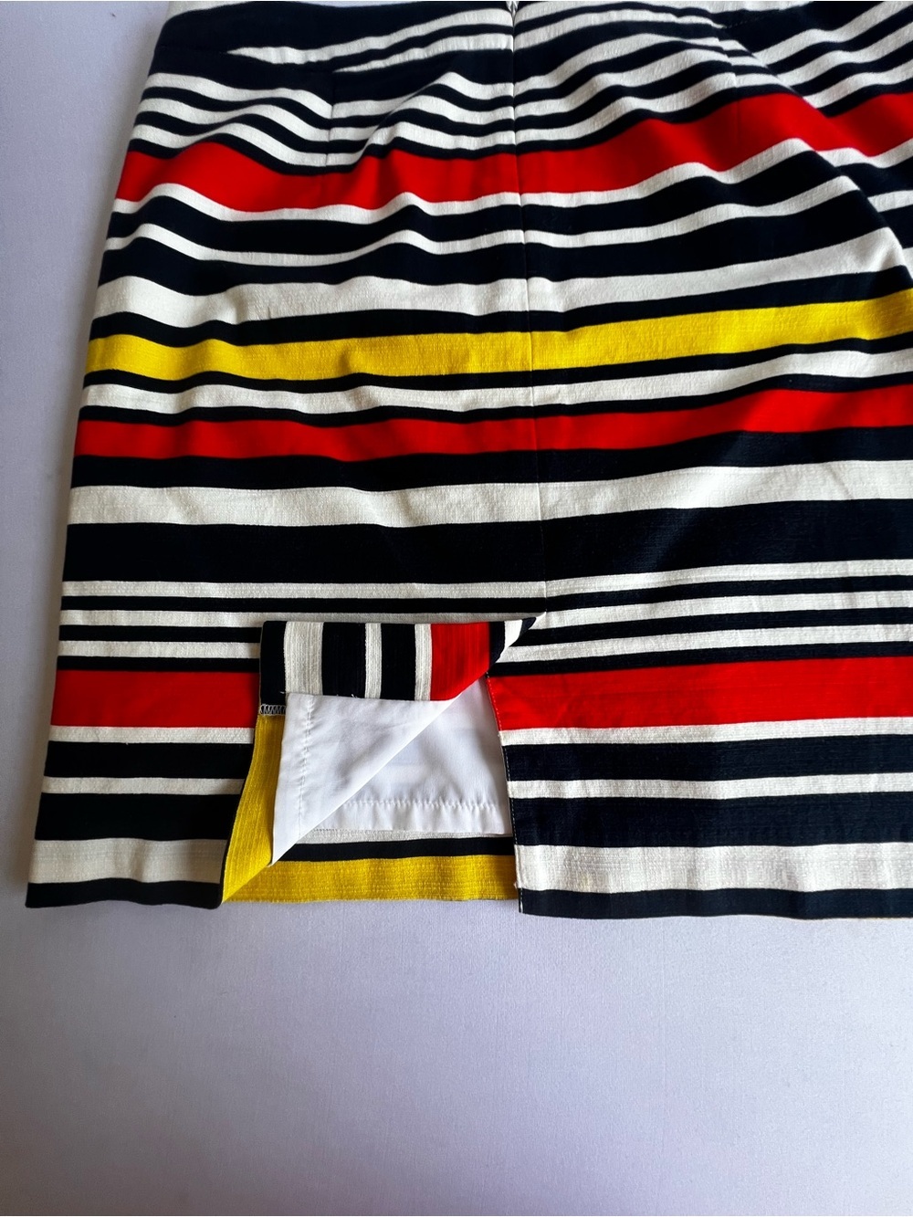 BANANA REPUBLIC BLACK/WHITE/RED/YELLOW STRIPED PENCIL SKIRT. SIZE 10. 
LINED - Picture 5 of 9